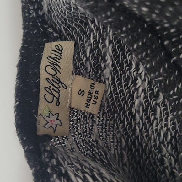 LILI WHITE GRAY ARROW PRINT TOP LONG SLEEVE CROP T SHIRT SIZE S MADE IN USA. - Picture 14 of 15